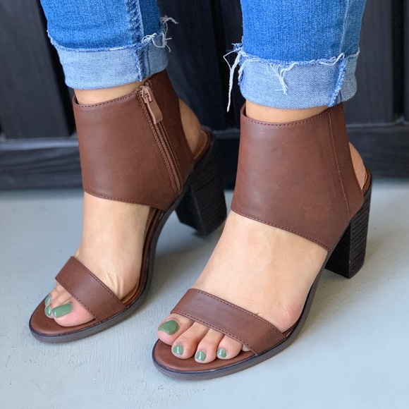 Texas Brown Open Toe Cuff Ankle Sandals - Picture 4 of 8